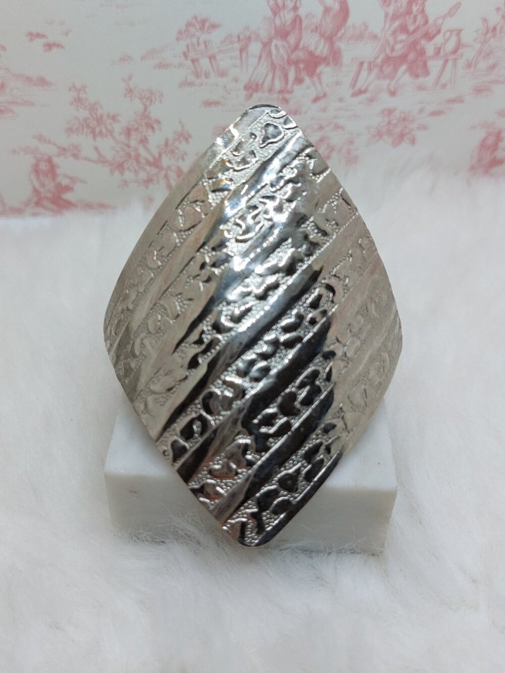 Vintage Silver Tone Intricate Texture Head Clip